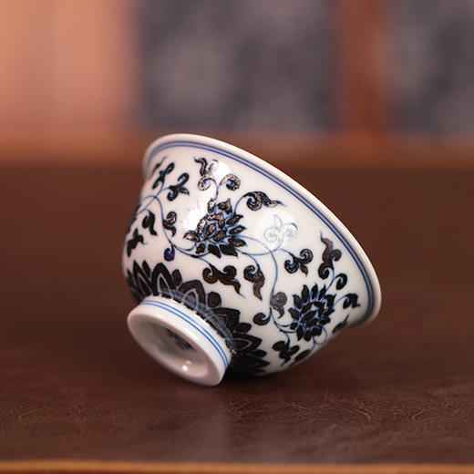 青花金刚莲中号压手  口径：7.9cm，高度：4.5cm，容量约90cc 商品图3