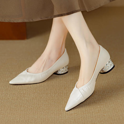 【预售5天】法式V口褶皱优雅中跟单鞋女新款真皮尖头浅口工作鞋通勤小皮鞋DB&M6557 商品图0