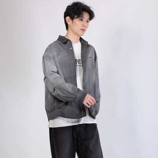 DRONKOO 2025 翻领左胸刺绣字母领袖下摆喷色洗水中厚衬衣外套 商品图3