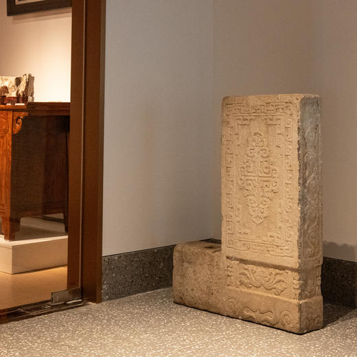 清中期	汉白玉雕卷草夔龙纹门当石（一对） 商品图3