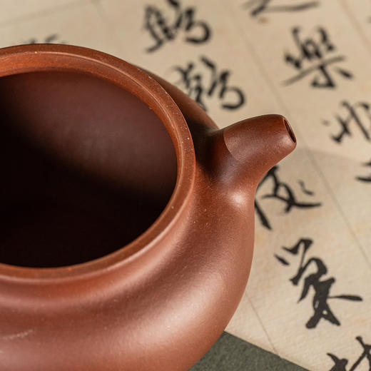 《仿古壶》 华英  工艺美术师，高级茶艺师级/高级技师，江苏省陶瓷行业协会会员，宜兴紫砂行业协会会员 商品图2