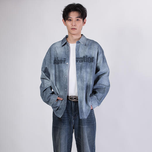 DRONKOO 2025 翻领前字母扎染牛仔效果微阔长袖中厚衬衣 商品图1