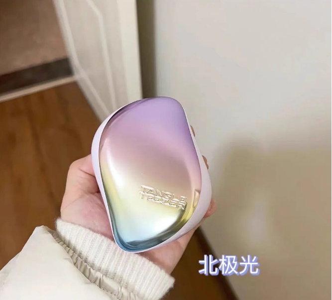 你们一直找我要的王妃梳来了~ 完全不会拉扯头皮 梳头发无头痛 巨好用! 平时放在包包里 随时随地整理头发 女孩的刚需!  自用款宠粉福利19.9元 给大家体验一下😘