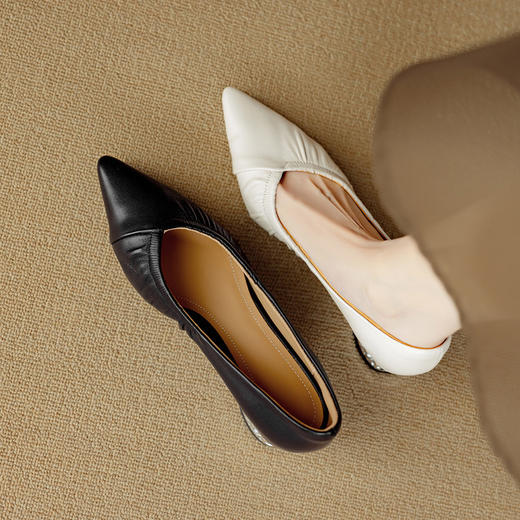 【预售5天】法式V口褶皱优雅中跟单鞋女新款真皮尖头浅口工作鞋通勤小皮鞋DB&M6557 商品图3
