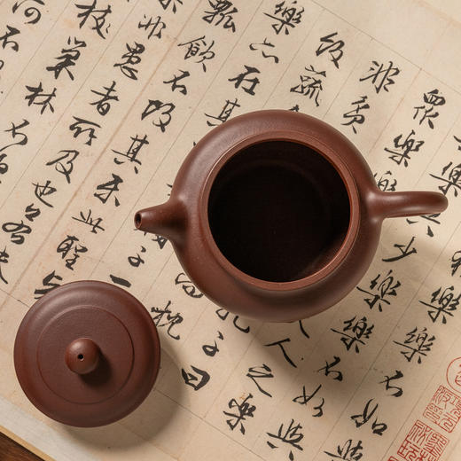 《掇只壶》 华英  工艺美术师，高级茶艺师级/高级技师，江苏省陶瓷行业协会会员，宜兴紫砂行业协会会员 商品图3