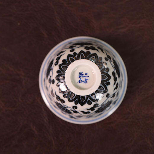 青花金刚莲中号压手  口径：7.9cm，高度：4.5cm，容量约90cc 商品图4