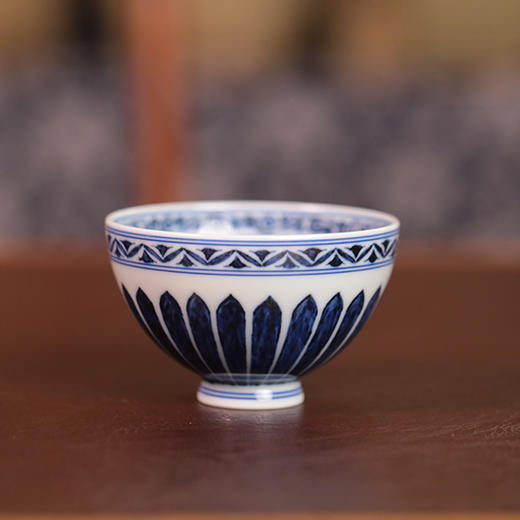 青花菊瓣鸡心杯 高4.5cm 口径 8cm ，容量约90ml 商品图0