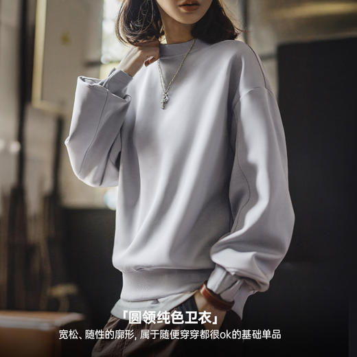 马登空气层纯灰色无帽款宽松落肩圆领套头长袖卫衣外套上衣女士秋 商品图3