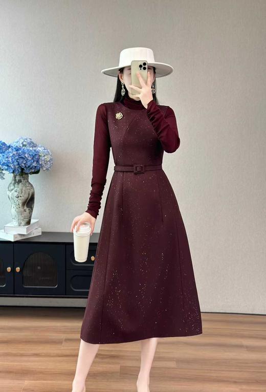 SZ3S67 酒红色 背心连衣裙  细斜纹TR料 手感柔软有质感 版型显瘦 酒红色底洒满细闪，像把银河穿在身上！ 无袖设计露出肩颈线  圆领简约又大气 胸口的小金花胸针是点睛之笔 精致感拉满！ 商品图8