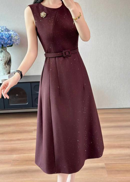 SZ3S67 酒红色 背心连衣裙  细斜纹TR料 手感柔软有质感 版型显瘦 酒红色底洒满细闪，像把银河穿在身上！ 无袖设计露出肩颈线  圆领简约又大气 胸口的小金花胸针是点睛之笔 精致感拉满！ 商品图5