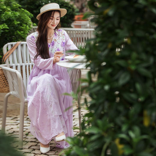 【林栖设计小店】（现货）【两种穿法】镂空绣花连衣裙配吊带拼飞片宽松2025秋冬新款两件套女T1954115 商品图4