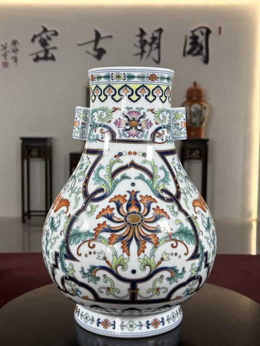 斗彩勾莲纹双贯耳瓶 商品图0