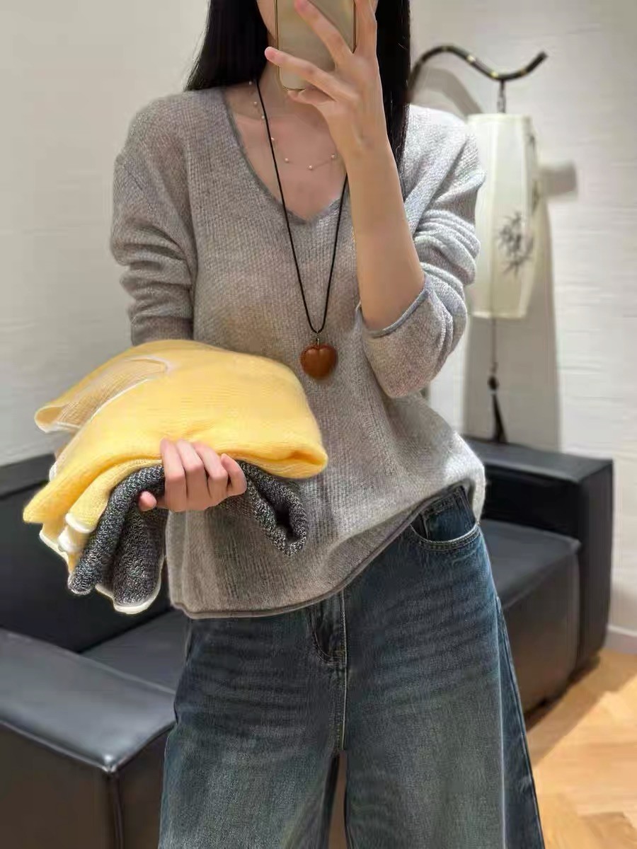 撞色小边V领羊绒衫