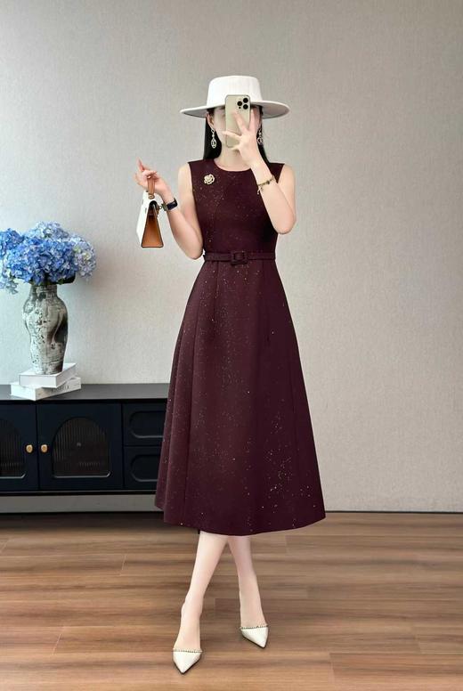 SZ3S67 酒红色 背心连衣裙  细斜纹TR料 手感柔软有质感 版型显瘦 酒红色底洒满细闪，像把银河穿在身上！ 无袖设计露出肩颈线  圆领简约又大气 胸口的小金花胸针是点睛之笔 精致感拉满！ 商品图6