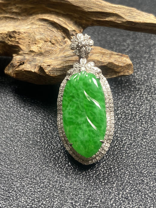 【FC0155】18K镶嵌翡翠阳绿叶子吊坠 有种有色  款式精美 商品图1