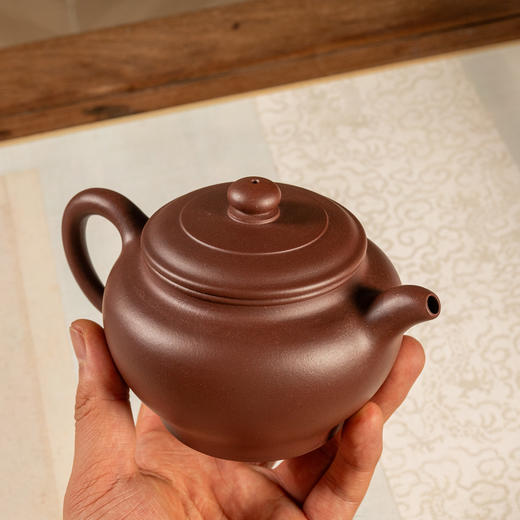 《掇只壶》 华英  工艺美术师，高级茶艺师级/高级技师，江苏省陶瓷行业协会会员，宜兴紫砂行业协会会员 商品图2