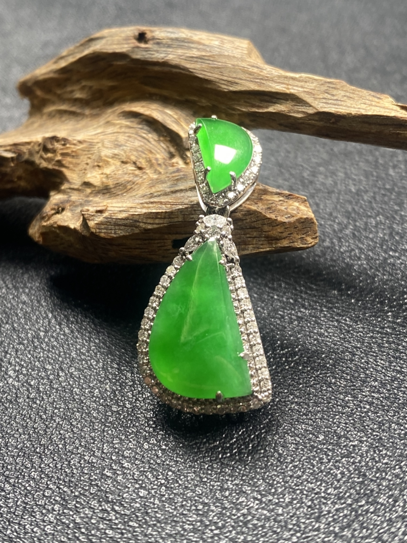 【FC0164】18K镶嵌翡翠阳绿随型吊坠 玉质温润细腻 色泽阳绿 款式精致