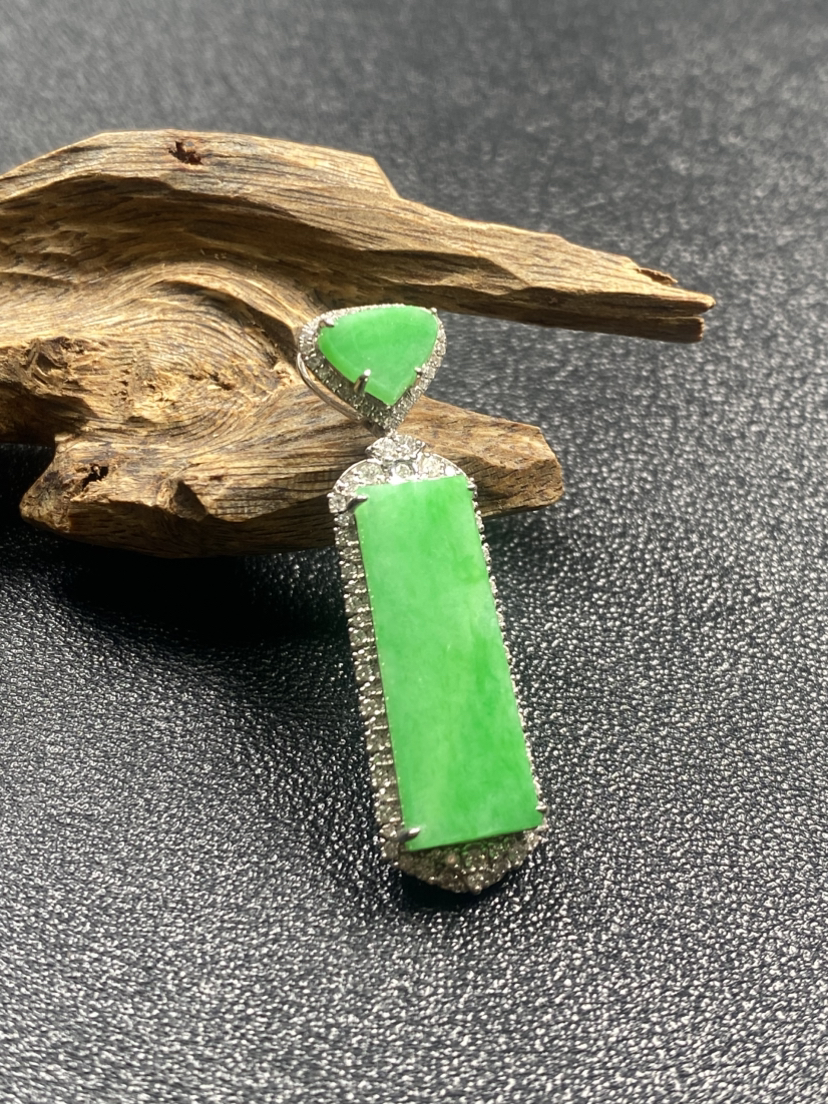 【FC0154】18K镶嵌翡翠阳绿无事牌吊坠 有种有色  款式精美