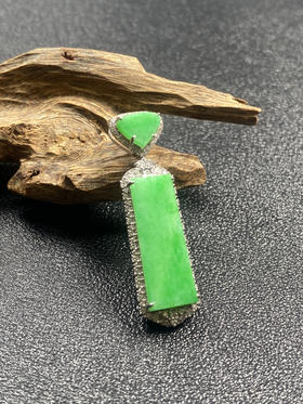 【FC0154】18K镶嵌翡翠阳绿无事牌吊坠 有种有色  款式精美