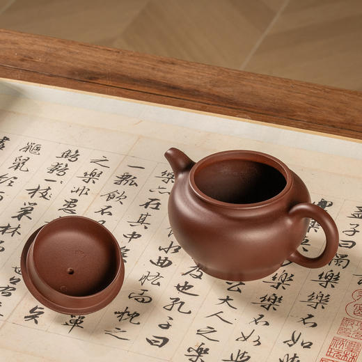 《掇只壶》 华英  工艺美术师，高级茶艺师级/高级技师，江苏省陶瓷行业协会会员，宜兴紫砂行业协会会员 商品图4