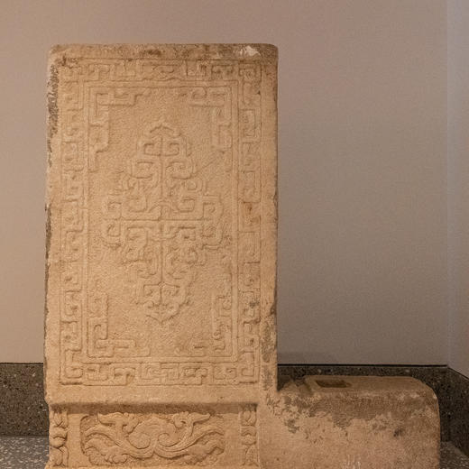 清中期	汉白玉雕卷草夔龙纹门当石（一对） 商品图2