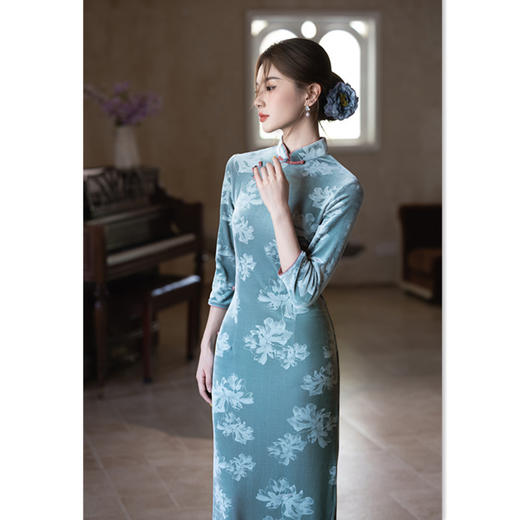 SYK35806复古民族风长款丝绒七分袖旗袍2025秋季新款年轻女士日常修身旗袍 商品图2