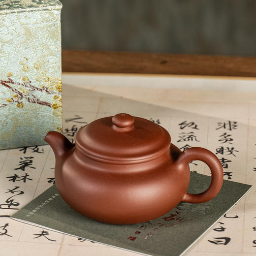 《仿古壶》 华英  工艺美术师，高级茶艺师级/高级技师，江苏省陶瓷行业协会会员，宜兴紫砂行业协会会员 商品图1