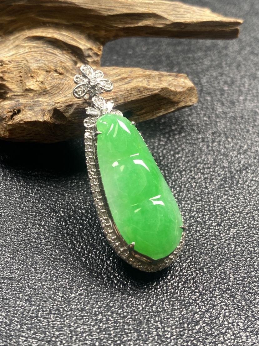 【FC0156】18K镶嵌翡翠阳绿福豆吊坠 有种有色  色泽阳绿 款式精致