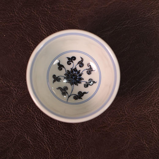 青花金刚莲中号压手  口径：7.9cm，高度：4.5cm，容量约90cc 商品图2