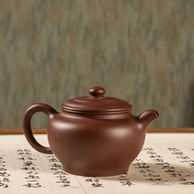 《掇只壶》 华英  工艺美术师，高级茶艺师级/高级技师，江苏省陶瓷行业协会会员，宜兴紫砂行业协会会员