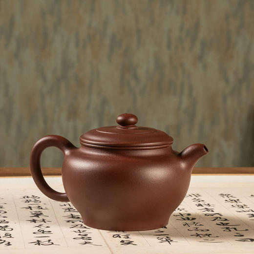 《掇只壶》 华英  工艺美术师，高级茶艺师级/高级技师，江苏省陶瓷行业协会会员，宜兴紫砂行业协会会员 商品图0