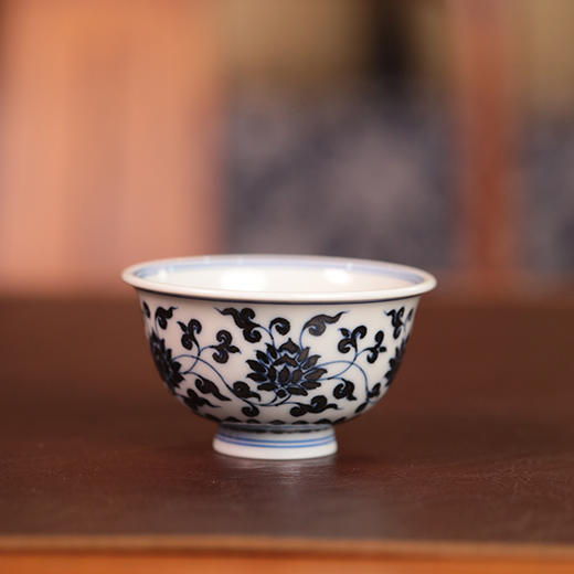 青花金刚莲中号压手  口径：7.9cm，高度：4.5cm，容量约90cc 商品图0