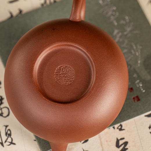 《仿古壶》 华英  工艺美术师，高级茶艺师级/高级技师，江苏省陶瓷行业协会会员，宜兴紫砂行业协会会员 商品图3