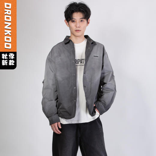 DRONKOO 2025 翻领左胸刺绣字母领袖下摆喷色洗水中厚衬衣外套 商品图0