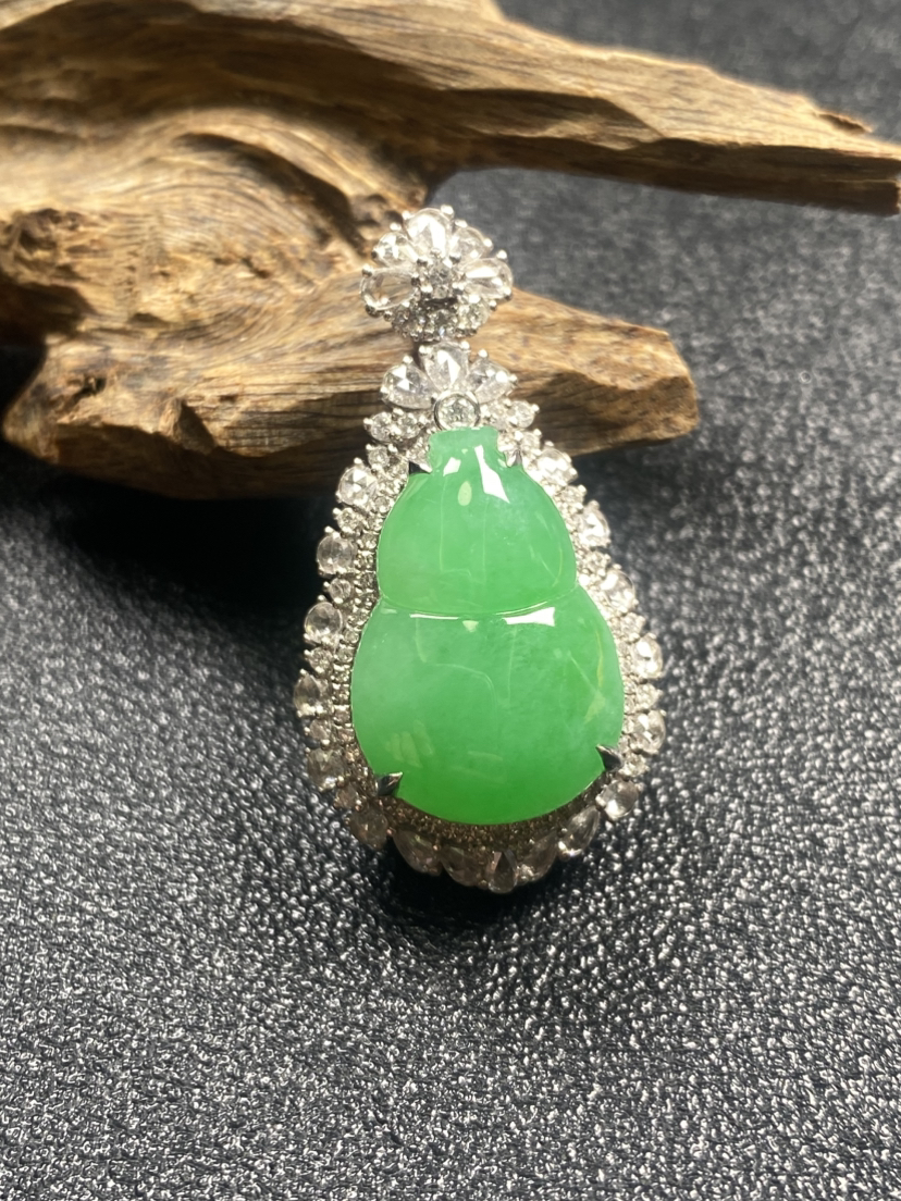 【FC0153】18K镶嵌翡翠阳绿葫芦吊坠 有种有色  款式大气