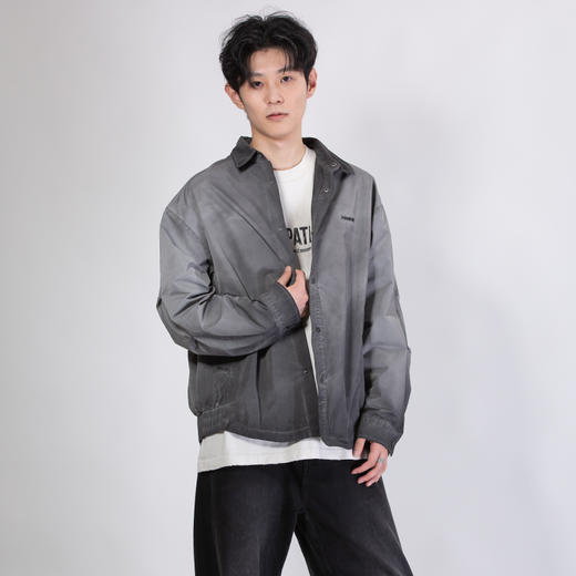 DRONKOO 2025 翻领左胸刺绣字母领袖下摆喷色洗水中厚衬衣外套 商品图1