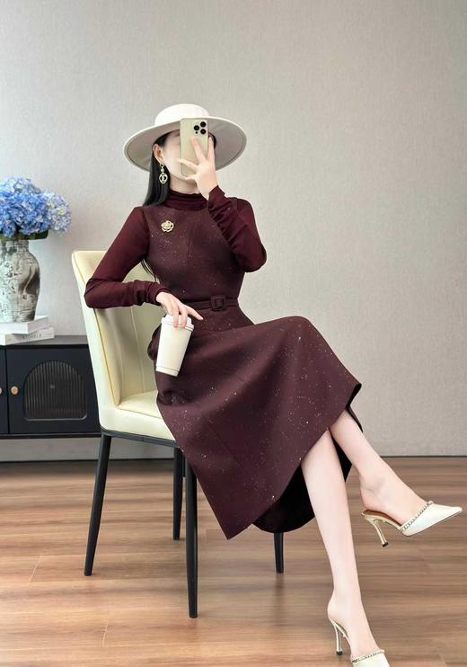 SZ3S67 酒红色 背心连衣裙  细斜纹TR料 手感柔软有质感 版型显瘦 酒红色底洒满细闪，像把银河穿在身上！ 无袖设计露出肩颈线  圆领简约又大气 胸口的小金花胸针是点睛之笔 精致感拉满！ 商品图7