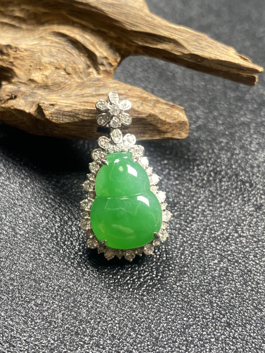 【FC0157】18K镶嵌翡翠阳绿葫芦吊坠 有种有色  色泽阳绿 款式精致 商品图1