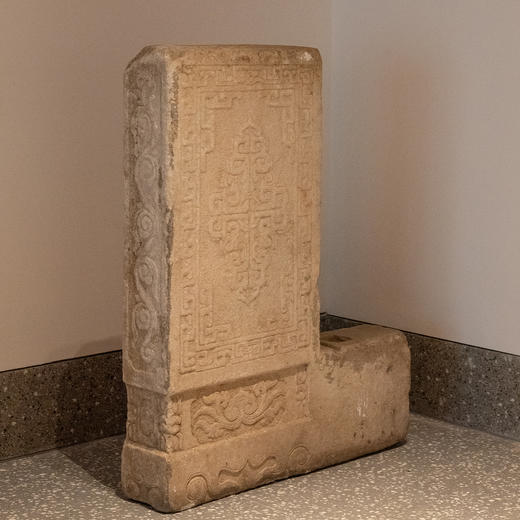 清中期	汉白玉雕卷草夔龙纹门当石（一对） 商品图4