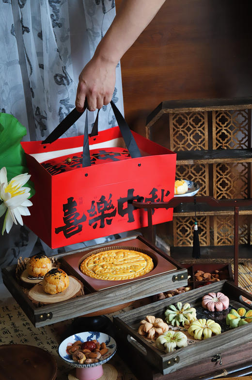 喜乐中秋（含600克大月饼＊1，花式酥点6枚，蛋黄酥2枚，共计9枚） 商品图0