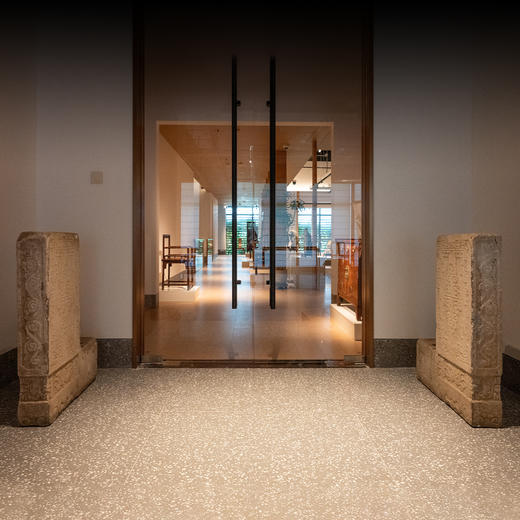 清中期	汉白玉雕卷草夔龙纹门当石（一对） 商品图0