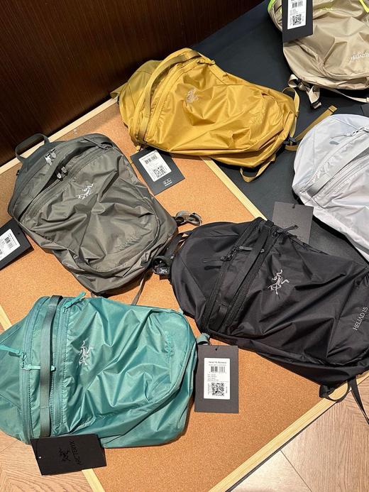 始祖鸟家的断货王来了~Heliad 15L系列 博主们人手一个大鸟背包 各大博主近期出镜率最高的一款 HELIDA15L拉链款整体搭配太绝了日常和出游都很合适 几乎没有重量，分层特别合理，很能装！ 商品图1