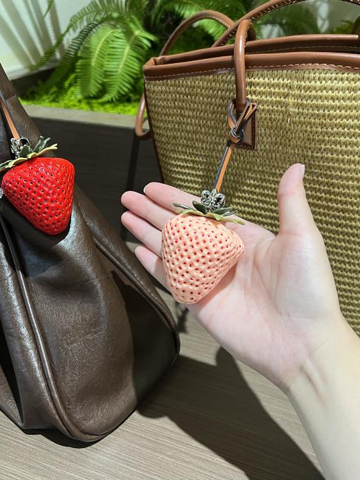 生活中离不开这种可可爱爱 Tory Burch的草莓挂件🍓 真的被它的颜值暴击了！是一颗寓意超好的红草莓 作为小礼物送人也非常不错～ 希望大家都“莓”有烦恼！！天天开心呀 商品图1