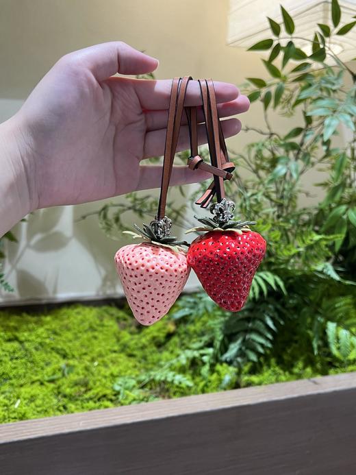 生活中离不开这种可可爱爱 Tory Burch的草莓挂件🍓 真的被它的颜值暴击了！是一颗寓意超好的红草莓 作为小礼物送人也非常不错～ 希望大家都“莓”有烦恼！！天天开心呀 商品图2