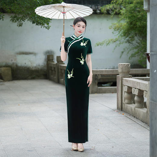 丝绒走秀旗袍2025夏新款优雅短袖中老年高端气质修身舞台演出服女 商品图0