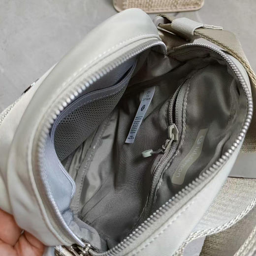 原单正品露露lululenon  wun derlust单肩包 斜挎包 休闲防水邮差包  手机包 运动便携包 潮流时尚 
尺寸20*16*6 商品图3