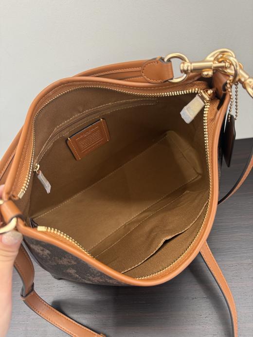 蔻驰COACH Laurel流浪包~ 这个颜色也太适合秋冬了 松弛感的流浪包搭配青春活力感斜纹马车 日常出门必备神器！ 商品图5