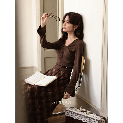 鹿向南「巴黎晚报」设计感棕色长袖T恤女秋新款法式修身显瘦上衣 商品图4