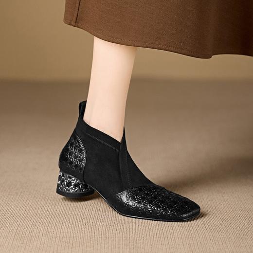 【预售5天】小众设计款时尚女鞋新款方头压花羊皮拼接中跟时装祼靴MBJR&6966 商品图3