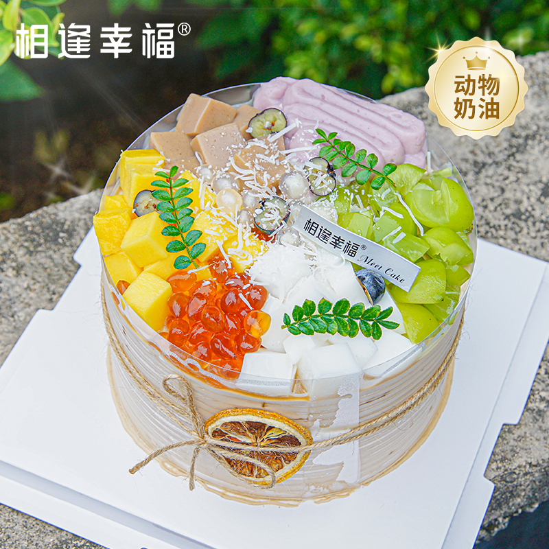 【泰奶五福下午茶】精选地道泰式红茶，经过精心熬煮与调配，茶香浓郁且带着独特的香料气息，与蛋糕胚完美融合。每一口，都能感受到泰茶的醇厚与蛋糕的绵软交织，仿佛置身于泰国街头的甜品小店